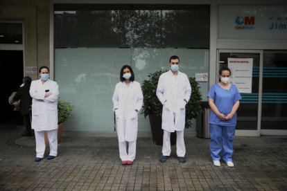 El personal sanitario homenajeó ayer a los compañeros fallecidos.