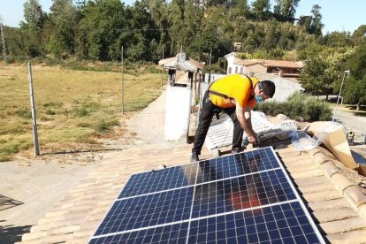 Montaje de paneles solares en el tejado de una casa en Raimat.