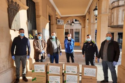 Momento de la donación de material a agentes de la policía local.