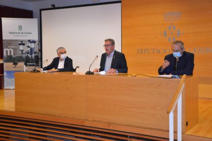 El president de la Diputació de Lleida, Joan Talarn, amb el vicepresident Jordi Latorre i el diputat de l'Àrea de Salut, Albert Bajona.