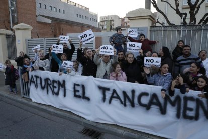 Imagen de archivo de una de las protestas de la Ampa ante el cierre del centro. 