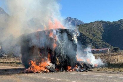 L'incendi en el remolc de palla a la C-14.