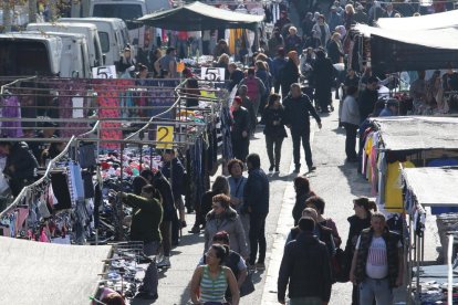 El mercadillo de ayer en el Camp d’Esports operó con normalidad.