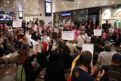 Pícnic per la República protesta en la estación de Sants horas antes de la sentencia