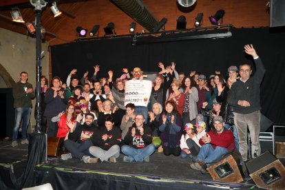 Fotografia de grup entre representants de les entitats, ahir al Cafè del Teatre