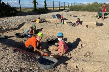 Els participants del curs, ahir en la seua primera excavació al jaciment romà de Iesso.