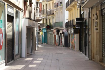 El Eix Comercial, desierto y con todos sus comercios cerrados ayer a primera hora de la tarde. 