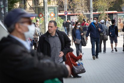 Vianants amb i sense màscara als voltants de la Sagrada Família de Barcelona, ahir. El monument a partir d’avui.