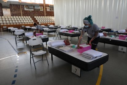 Imatge dels preparatius d’ahir al pavelló de Torres de Segre.