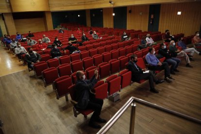 Un momento de la reunión que Josep Maria Espasa mantuvo ayer con los clubes leridanos.