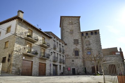 La plaça de les Oluges, buida a causa del confinament.