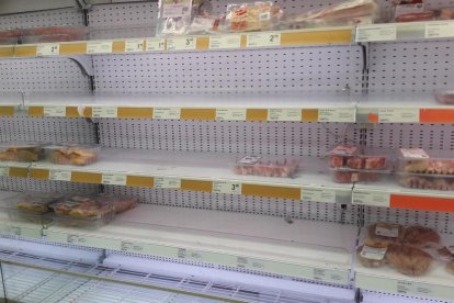 Compres compulsives - Consumidors lleidatans segueixen apostant per incrementar les vendes d’aliments, malgrat que tant els proveïdors com les cadenes de distribució i el comerç tradicional insisteixen que no hi ha ni hi haurà problemes per d ...