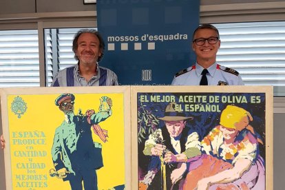 Los dos carteles recuperados por los Mossos d’Esquadra.