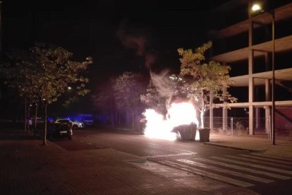 Uno de los últimos incendios, la noche del sábado en La Bordeta. 