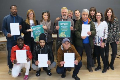 La tinent d'alcalde Anna Campos i la regidora Regina Cairol han participat en el lliurament de diplomes del curs “Comencem a pedalar” que s'ha fet aquest dijous a l'IMO.