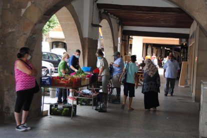 Veïns de Balaguer ahir a la plaça Mercadal.