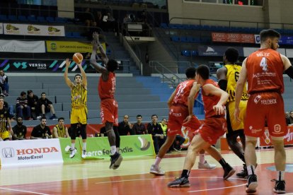 Marc Rubín de Celis lanza a canasta en una acción del partido de ayer.