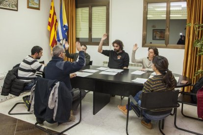 Moment de la votació de la moció ahir a l’ajuntament de Maldà.