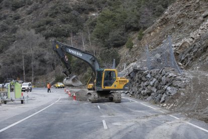 Primeros trabajos para estabilizar el talud de la C-13 en Llavorsí el pasado mes de octubre. 