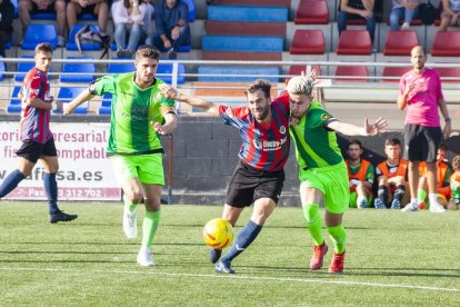 Un jugador de la UE Tàrrega lluita per una pilota amb un jugador del Viladecans en una acció del partit.