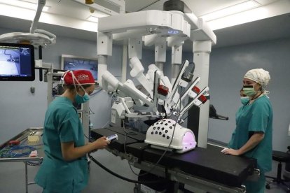 El robot Da Vinci del hospital Arnau de Vilanova de Lleida.