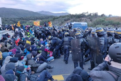 Desalojo  -  Los gendarmes cargaron a primera hora de la mañana contra los independentistas que cortaban la AP-7 en El Pertús. Utilizaron gas pimienta y tardaron horas en abrir la vía.