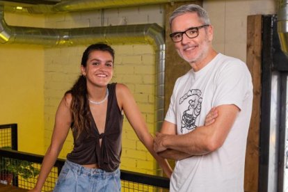 Mikel López Iturriaga con la cantante Amaia Romero, en el primer programa.