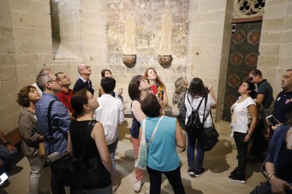 Desenes de persones van descobrir ahir els espais més reservats de la Seu Vella, com la capella dels Sants Eremites.