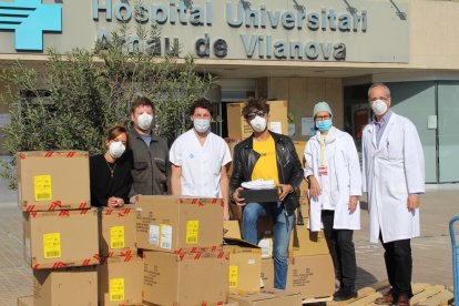 Personal sanitario y del Grup Sitgetana, ayer durante la donación de zapatillas deportivas. 