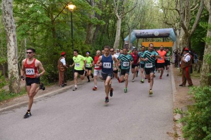 Un grupo de participantes durante la disputa de la carrera.