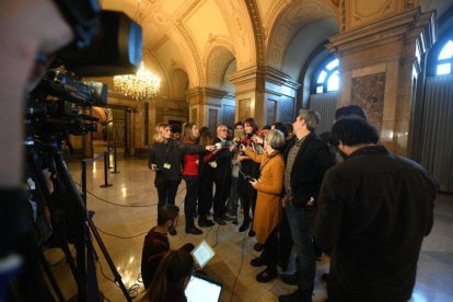 La portavoz de Junts, Laura Borràs, atendiendo a los medios de comunicación ayer en el Parlament.