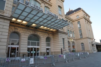 La estación de Lleida-Pirineus, actualmente vallada por los controles de circulación del confinamiento.