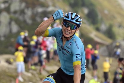 El colombiano Miguel Ángel López celebra su triunfo en la Loze.