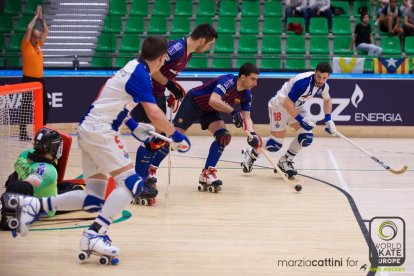 Un lance del partido que ayer abría la fase final de la Euroliga.