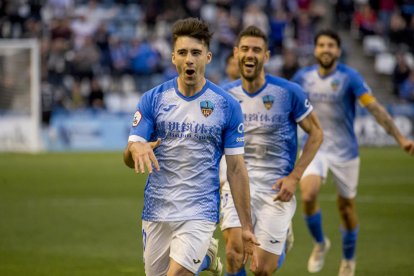 Xemi celebra un gol contra el Vila-real B amb Adri León darrere.