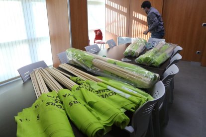 Banderolas listas ayer para colocar en los que se esperan cientos de tractores hoy Lleida