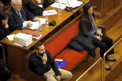 Los dos acusados, Rosa Peral y Albert López, durante la celebración del juicio.