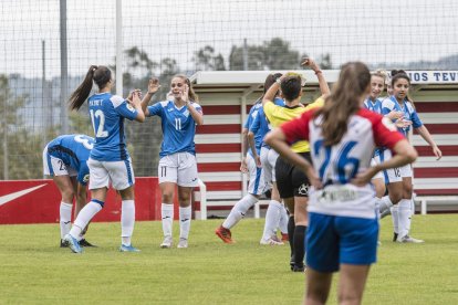 La goleadora del AEM, Natàlia Fernández, celebra uno de sus goles con Patri.