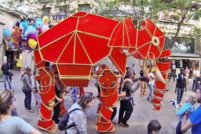 L'espectacle itinerant del Centre de Titelles de Lleida 'Hathi',