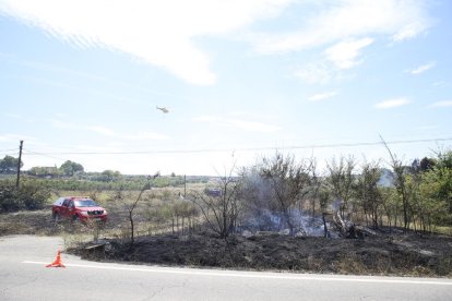 Los Bomberos trabajaron más de tres horas en la extinción de las llamas, hasta las 16.30 horas. 