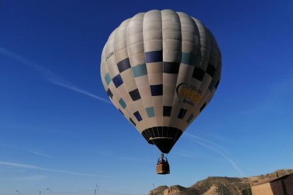 Los visitantes pueden elevarse con un globo sobre el mar rosa.