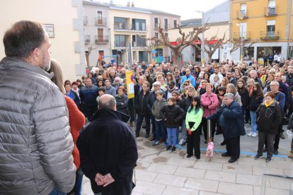 Minuto de silencio en Vilobí d’Onyar para condenar el crimen de las niñas