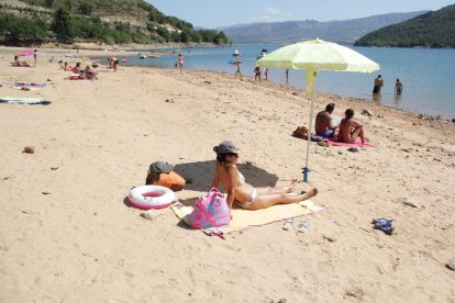 Turistes a l’entorn del pantà de Sant Antoni.