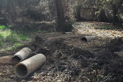 La tubería que captaba agua del pantano de Vinaixa al acuífero, después del temporal Gloria.