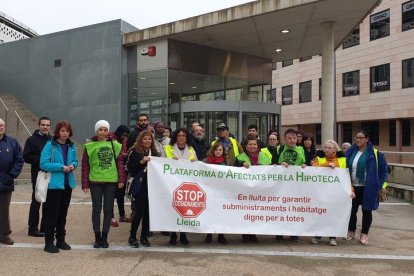 Los miembros de la PAH, ayer frente a los juzgados del Canyeret. 