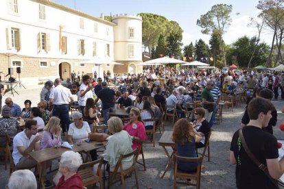 Multitudinaria fiesta mayor del Castell del Remei, con más de 3.000 participantes, ayer.