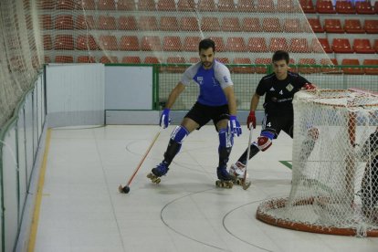 Una acció del partit amistós entre Lleida Llista i Alpicat ahir amb les reformes del pavelló de Bell-lloc ja acabades.