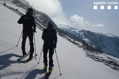 Dos agents rurals a la Bonaigua.