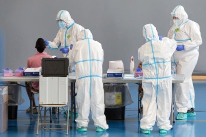 Técnicos sanitarios realizan una prueba de detección del virus.