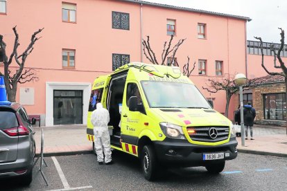 La consellera Vergés, ahir a la sortida de l’hospital de Tremp.